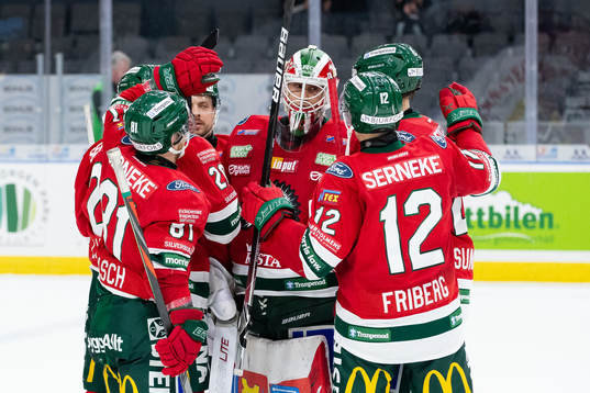 Frölundas målvakt Matthew Tomkins jublar med lagkamrater