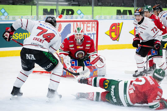 Frölundas målvakt Matthew Tomkins ser Christian Folin