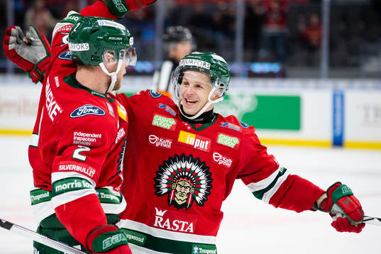 Frölundas Christian Folin jublar ihop med Max Friberg