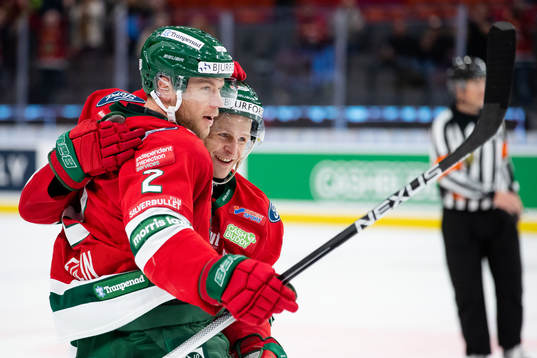 Frölundas Christian Folin jublar ihop med Max Friberg