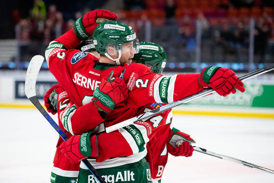 Frölundas Christian Folin jublar ihop med lagkamrater