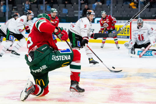 Frölundas Elmer Söderblom skjuter av sin klubba