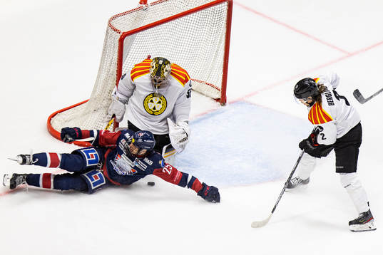 Linköpings Filip Bystedt och Brynäs målvakt Veini