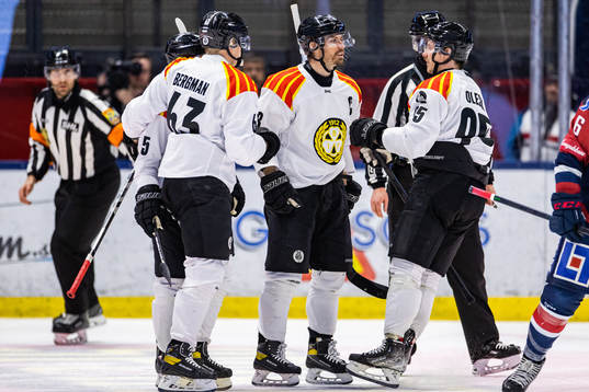 Brynäs Anton Rödin jublar med lagkamrater