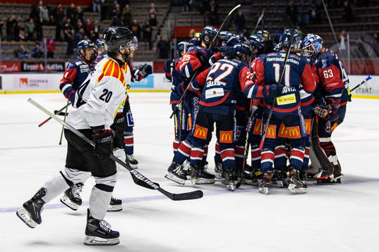 Brynäs Oula Palve deppar medan Linköpings spelare jublar