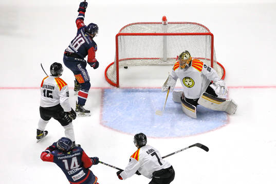 Mål av Linköpings Arvid Costmar förbi Brynäs målvakt