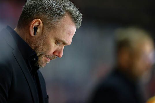 Brynäs assisterande tränare Mikael Holmqvist deppar