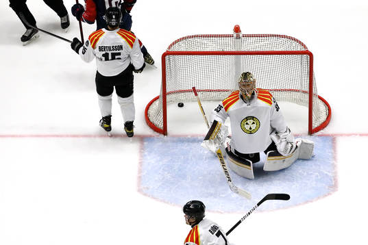 Brynäs målvakt Veini Vehviläinen deppar