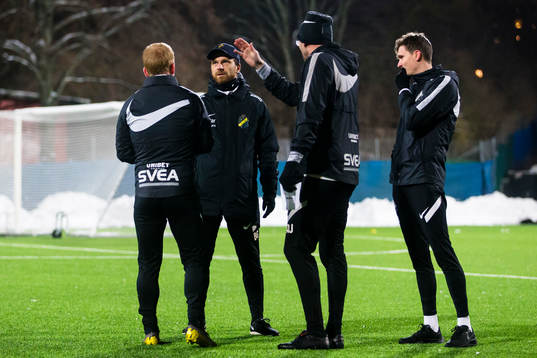 s tränare Bartosz Grzelak samtalar med ledarstaben