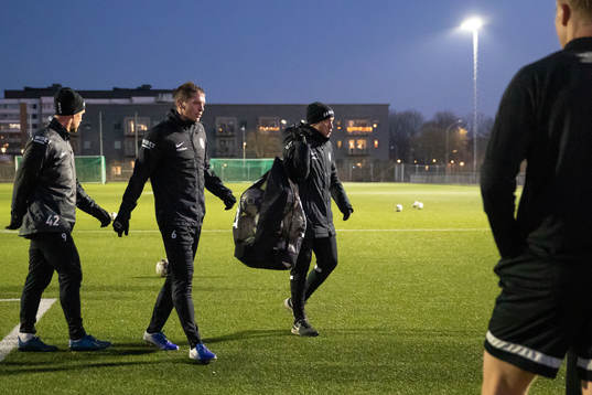 Tränare Billy Magnusson samlar ihop bollar