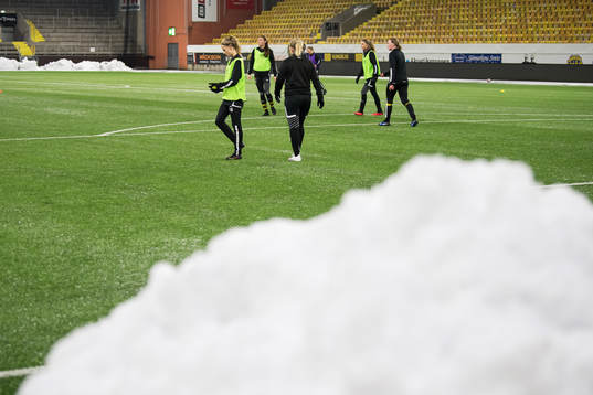 Snö runt planen