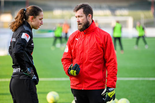 Målvakt Somna Polozen och målvaktstränare Kenneth