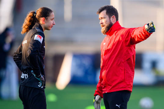 Målvakt Somna Polozen och målvaktstränare Kenneth