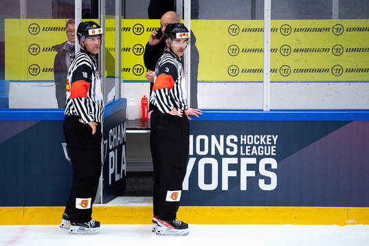 Referees Mikael nord and Linus Öhlund