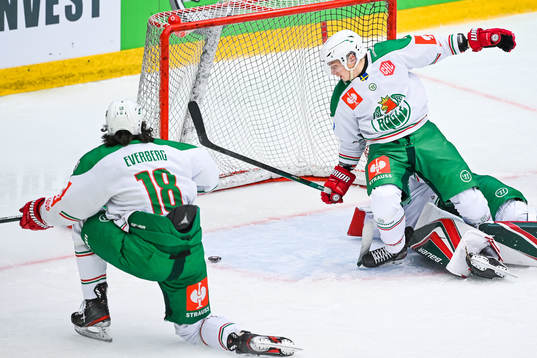 The puck lies free in front of Rögles goal