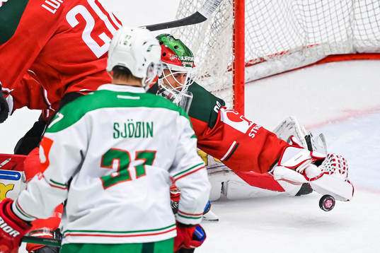 Goalkeeper Matthew Tomkins of Frölunda with a save