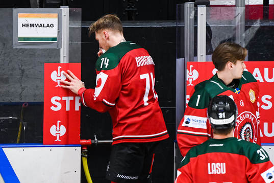 Andreas Borgman of Frölunda leaves the players bench with