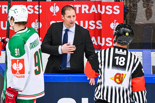 Cam Abbott, head coach of Rögle, talks to a referee