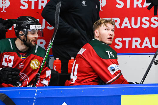 Andreas Borgman of Frölunda bleeds from his lip