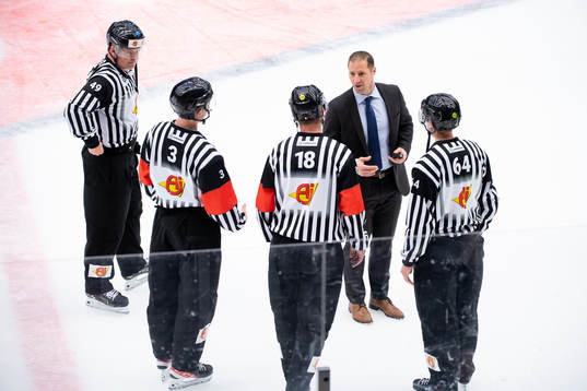 Cam Abbott, head coach of Rögle talks to the referees