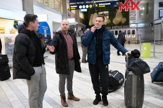 Borås hockeys sportchef Christoffer Holst tar emot