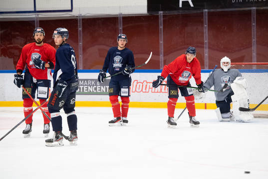 Ryssarna Alexander Kuvayev, Pavel Zdunov och målvakten