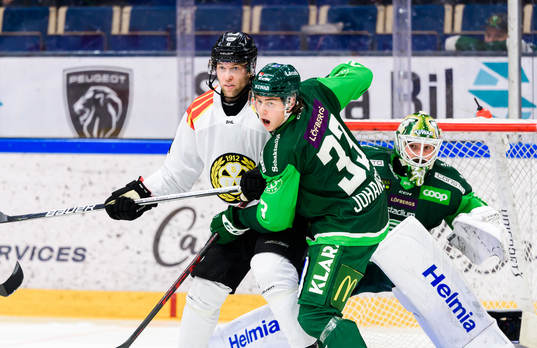 Brynäs Greg Scott och Färjestads Albert Johansson och