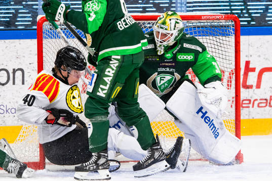 Brynäs Tomi Sallinen och Färjestads målvakt Dominik Furch