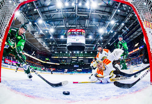 Färjestads Per Åslund skjuter 1-0 bakom Brynäs målvakt