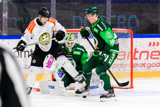 Brynäs Greg Scott, Färjestads målvakt Dominik Furch och