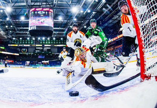 Färjestads Per Åslund och Brynäs målvakt Veini