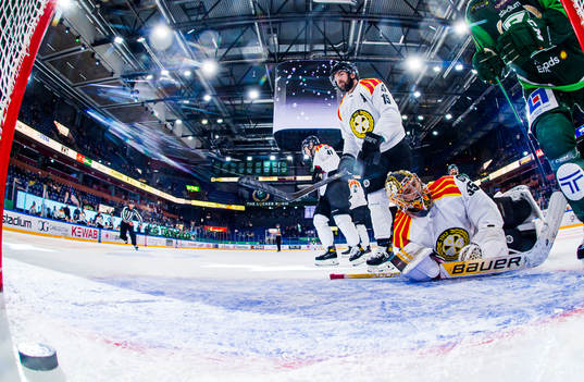 Brynäs Simon Bertilsson och målvakt Veini Vehviläinen
