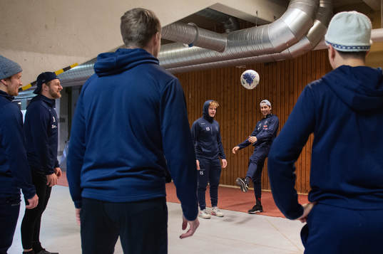 Karlskogas spelare värmer upp