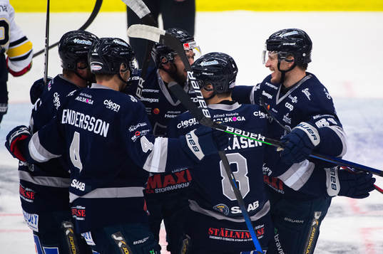 Karlskogas spelare jublar