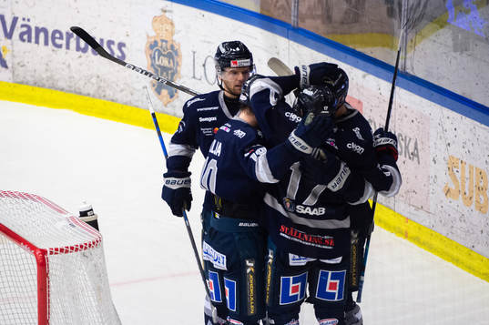 Karlskogas Mikael Roslund jublar med lagkamrater