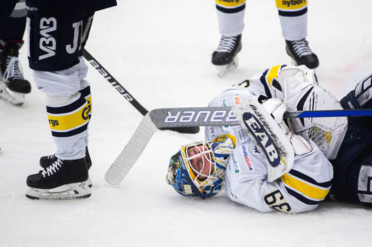 s målvakt Filip Larsson har ont