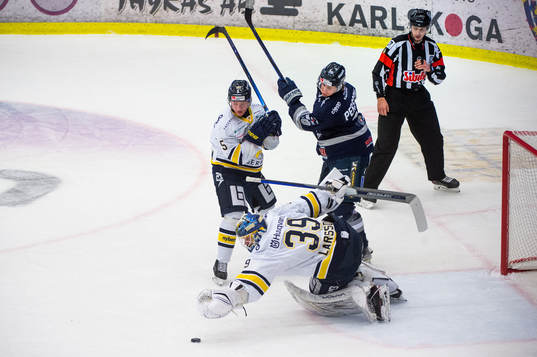 s målvakt Filip Larsson och Victor Sjöholm, Karlskogas