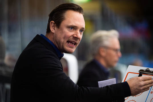 Karlskogas tränare Karl Helmersson
