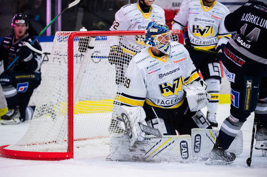 s målvakt Filip Larsson deppar
