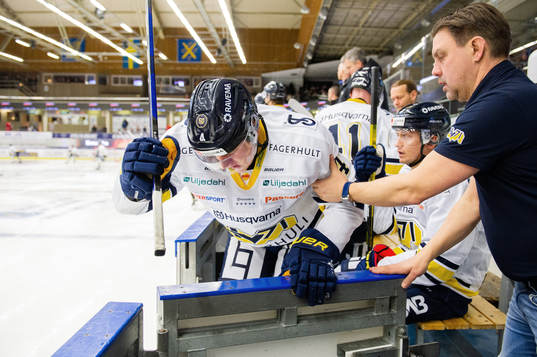 s Emil Andrae har ont, Roger Bergström hjälper honom in i