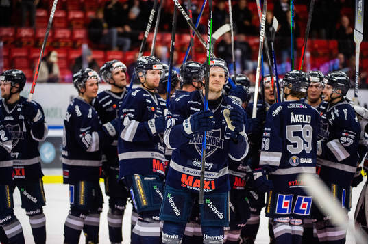 Karlskogas Mikael Eriksson jublar med lagkamrater