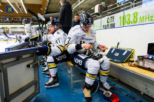 s Max Wennlund knyter om sina skridskor