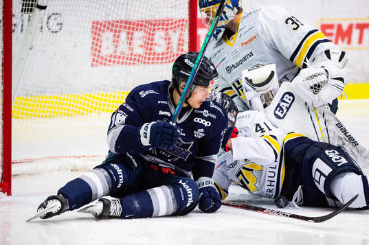s Chad Billins, målvakt Filip Larsson