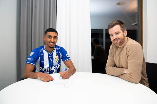 Amir Al-Ammari poserar med sportchef Pontus Farnerud