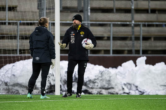 Målvaktstränare Anders Eliasson instruerar målvakt Tuva