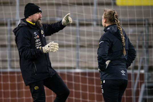 Målvaktstränare Anders Eliasson och målvakt Tuva
