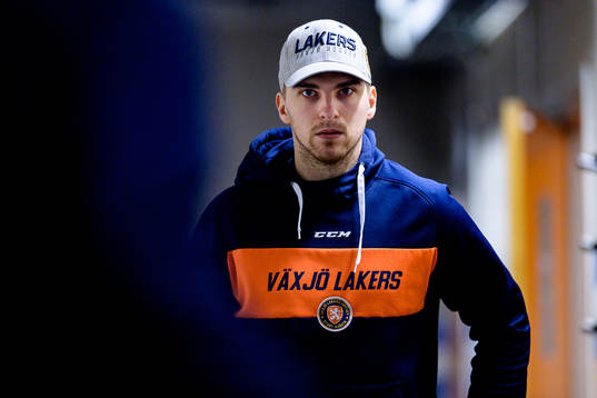 Växjös Julius Nättinen före ishockeymatchen i SHL