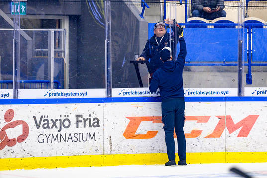 Vaktmästare lagar stressigt plexiglas