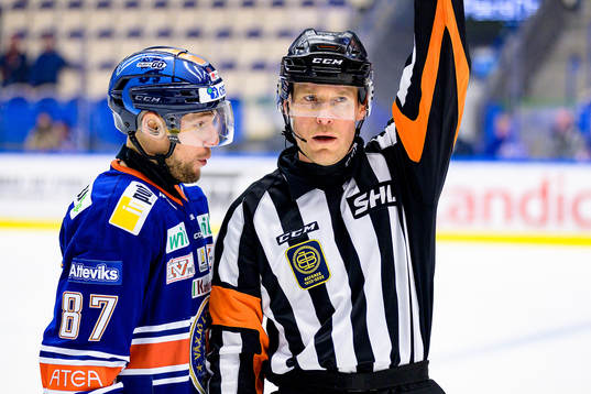 Växjös Robert Rosén pratar med domare Tobias Björk