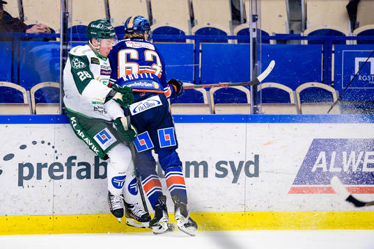 Växjös Michael Krutil tacklar Färjestads Mattias